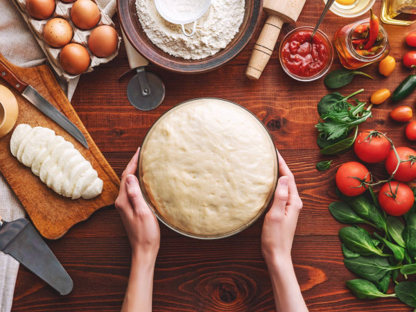 Jak zrobić ciasto na pizzę przepis na puszysty spód?