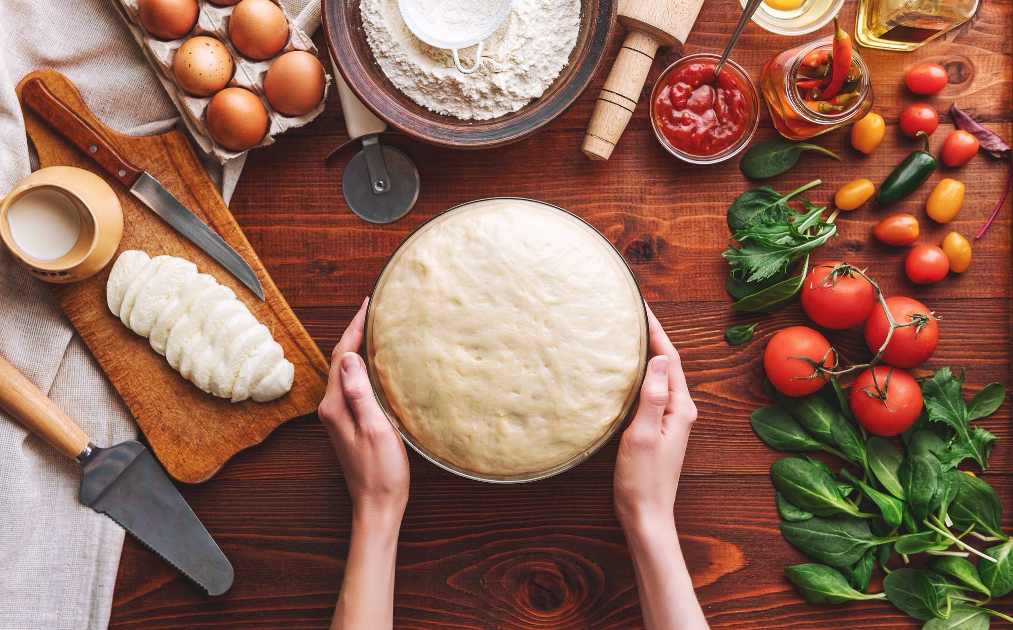 Jak zrobić ciasto na pizzę przepis na puszysty spód?