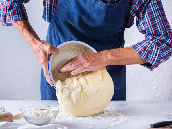 Jak zrobic ciasto na pizze w domu i cieszyć się włoskim smakiem?