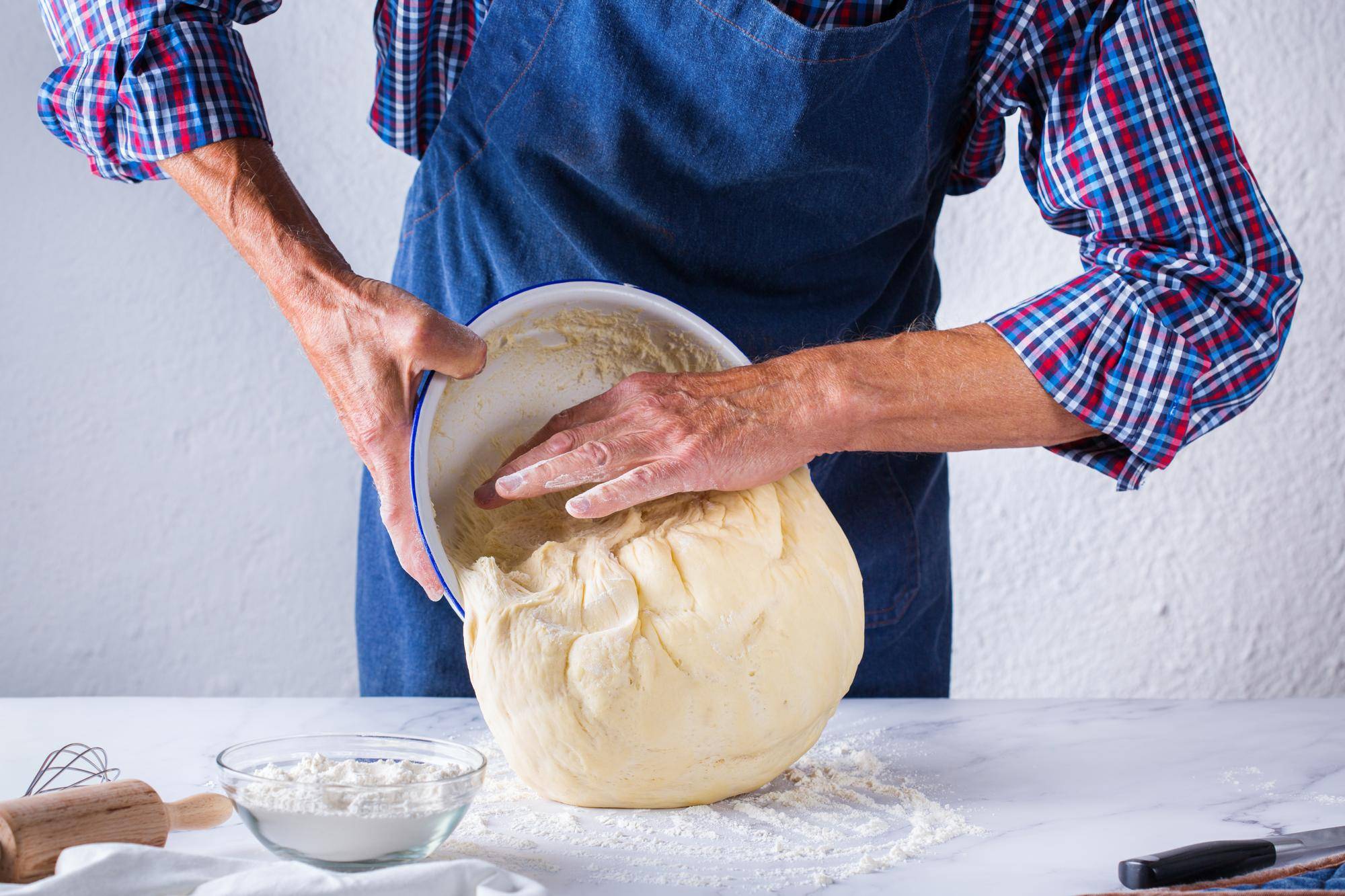 Jak zrobic ciasto na pizze w domu i cieszyć się włoskim smakiem?